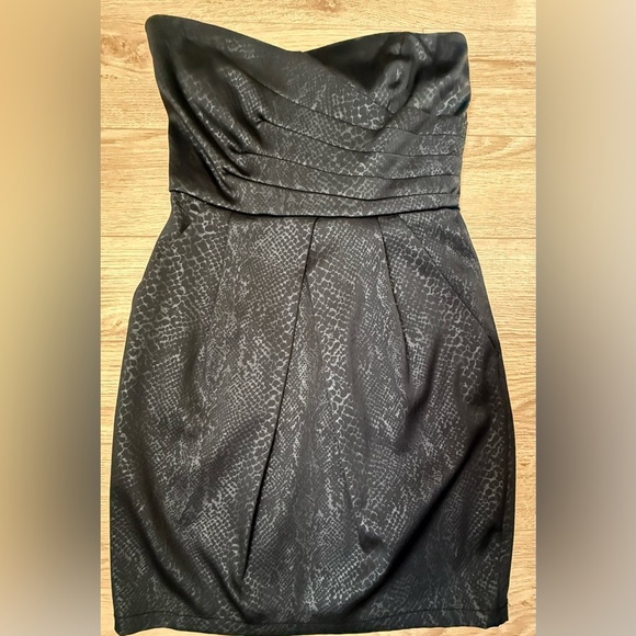 DYNAMITE Elegant Black Patterned Party Dress with pockets - Picture 2 of 8